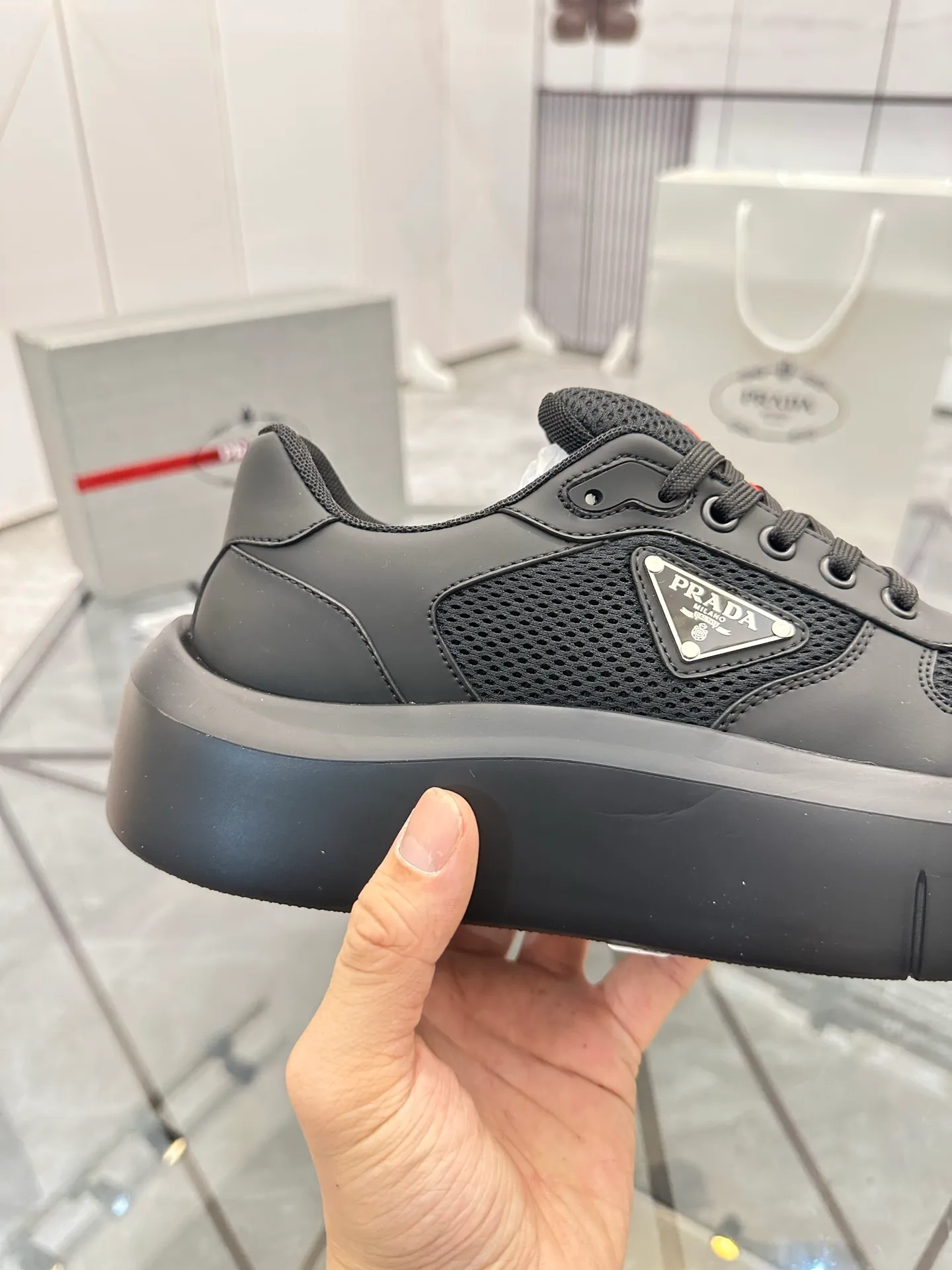 Men's shoes: 💰P620¥ High-end top quality Product trademark: Prada *"Prada*" low-top casual shoes Regular size: 38-45 (can be customized to 46) Product materials: imported first-layer cowhide leather on the upper spliced ​​with original fabric, breathable lining, cowhide foot pads, original ultra-light foam outsole. No.: 001